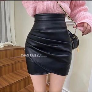 Leather skirt, slim, tall and versatile, with irregular pleats and hips.